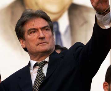 Η αλβανική αστυνομία συλλαμβάνει τον Μπερίσα μετά τα επεισόδια στην Τροπόγια