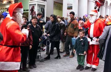 Στο χαμηλότερο επίπεδο των τελευταίων 13 μηνών υποχώρησε η καταναλωτική εμπιστοσύνη στις ΗΠΑ