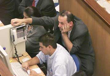 Σε αποστάση αναπνοής από τις 3.200 μονάδες ο δείκτης της Σοφοκλέους την Τρίτη