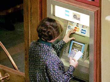 Παραχαράκτες έβαλαν στο μάτι το πλαστικό χρήμα