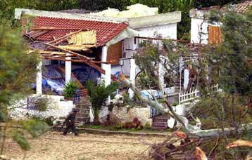 Δεμένα στα λιμάνια τα πλοία από τη συνεχιζόμενη κακοκαιρία – Ανεμοστρόβιλος έπληξε Μεσσηνία και Ηλεί