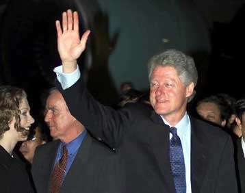 Ευκαιρία στην ειρήνη επιδιώκει να δώσει ο Κλίντον με την επίσκεψή του στη Β.Ιρλανδία