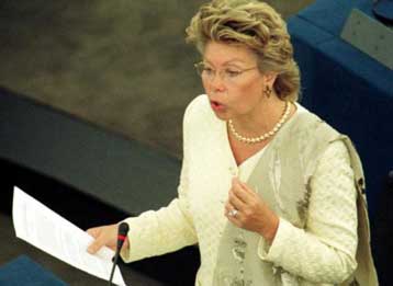 Στη Θεσσαλονίκη για το συνέδριο Ευρωπαίων δημοσιογράφων η επίτροπος της ΕΕ Βίβιαν Ρέντινγκ