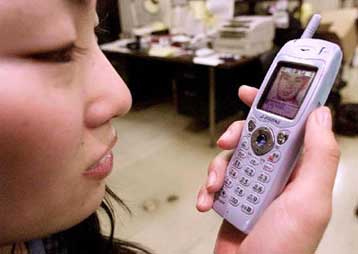 Προειδοποιητικά μηνύματα για τη χρήση των κινητών σκοπεύει να επιβάλει το βρετανικό υπουργείο Υγείας