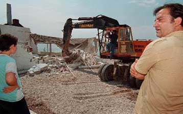 Θα κατεδαφίζονται τα αυθαίρετα που βρίσκονται κοντά στη θάλασσα