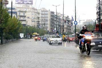 Κύμα κακοκαιρίας πλήττει τη χώρα – Σταδιακή εξασθένηση των έντονων φαινομένων από την Τρίτη
