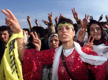 Σε κλίμα έντασης διεξήχθη την Κυριακή το συνέδριο του φιλοκουρδικού κόμματος στην Τουρκία – Ο Μποζλά