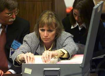 Παράταση της προθεσμίας ανακαταμέτρησης ζητά η κομητεία του Παλμ Μπιτς – Αμετακίνητη η Κάθριν Χάρις