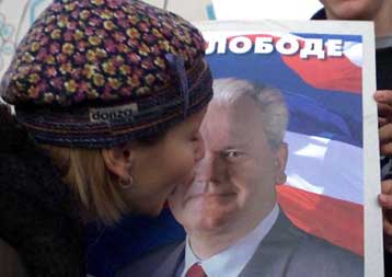 Πιο κοντά στο… δικαστήριο έφερε τον Μιλόσεβιτς η πρώτη δημόσια εμφάνισή του