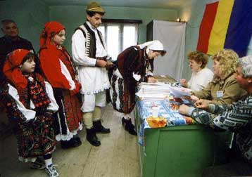 Mικρή για την ώρα η προσέλευση των Ρουμάνων στις εκλογές – «Φουντώνει» η αντιπαράθεση μεταξύ των υπο