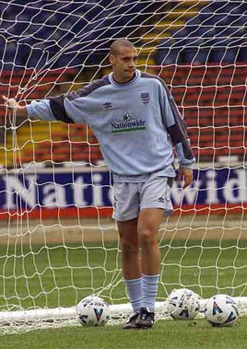 Παρουσιάζει τον Ρίο Φέρντιναντ η Λιντς πριν από το παιχνίδι με την Αρσεναλ