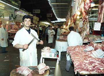 Συνεδριάζουν οι κρεοπώλες για τις «τρελές αγελάδες» – Ζητούν πιστοποιητικό υγείας για το βοδινό