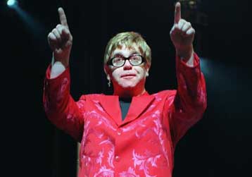 Πωλείται η γκαρνταρόμπα του Έλτον Τζον για φιλανθρωπικό σκοπό