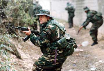 Σε συναγερμό η Σερβία, παρά την εκεχειρία που κήρυξαν οι Αλβανοί αντάρτες του Κοσόβου