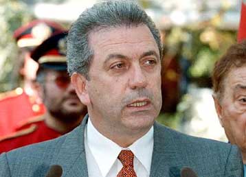 Κάθε πράγμα στην ώρα του, δηλώνει ο Αβραμόπουλος για τα πολιτικά του σχέδια