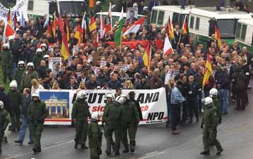 Σφοδρές συγκρούσεις νεοναζί και αριστεριστών στο Βερολίνο