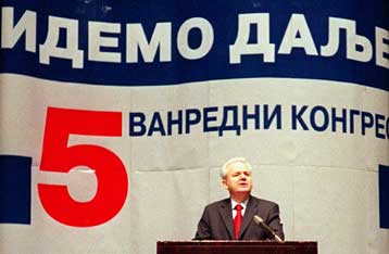 Ο Μιλόσεβιτς καταδικάζει το «πραξικόπημα» που του στοίχισε την εξουσία