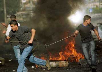 Η βία σκιάζει τις διπλωματικές πρωτοβουλίες στη Μέση Ανατολή