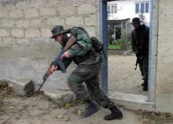 Εκεχειρία κηρύσσουν οι Αλβανοί αντάρτες του Κοσσυφοπεδίου για την αποκλιμάκωση της έντασης