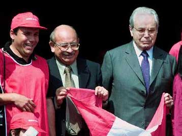 Νέος πρωθυπουργός του Περού ο… παλιός και έμπειρος Χαβιέ Πέρες ντε Κουέγιαρ