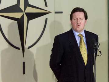 Κοντά στη συμφωνία ΕΕ – ΝΑΤΟ για τον ευρωστρατό, δηλώνει ο Ρόμπερτσον