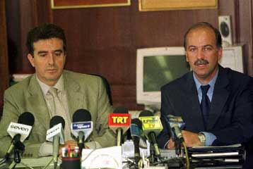 Στους συλλόγους πετά το μπαλάκι ο Χρυσοχοΐδης για την τήρηση της τάξης στα γήπεδα