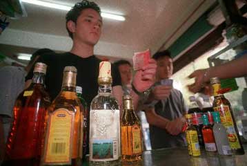 Χιλιάδες Ρώσοι θύματα του νοθευμένου αλκοόλ τους πρώτους επτά μήνες του έτους