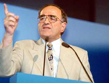 Χρηματοδοτήσεις κομμάτων και πολιτικών καταγγέλλει και ο πρώην βουλευτής Γιώργος Σούρλας