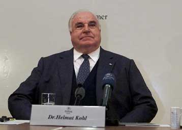 Θύμα των ΜΜΕ παρουσιάζει εαυτόν ο Κολ στο βιβλίο του για την περίοδο 1998 – 2000