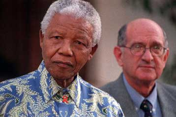 Αινιγματικές οι δηλώσεις των γιατρών για την κατάσταση της υγείας του Μαντέλα