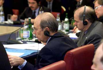 Δεν θα υποχωρήσουμε στις «απαράδεκτες διεκδικήσεις» του Κωνσταντίνου, δηλώνει ο Σημίτης