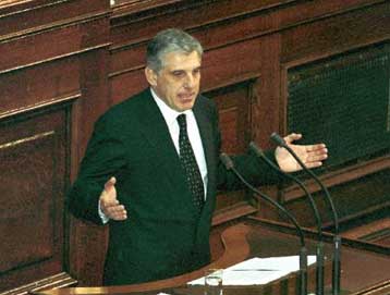 Αντεγκλήσεις στη Βουλή με αφορμή το «θαύμα» του φορολογικού νομοσχεδίου