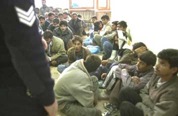 Περισσότερους από 100 λαθρομετανάστες συνέλαβε η αστυνομία στη Θεσσαλονίκη