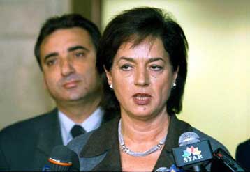 Προτάσεις για τη χρηματοδότηση των βουλευτών και των κομμάτων κατέθεσε η Β.Παπανδρέου<i>Στόχος η