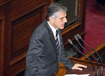 Νέες οικονομικές ελαφρύνσεις προανήγγειλε ο Παπαντωνίου στη Βουλή<i>Έντονες αντιδράσεις από την