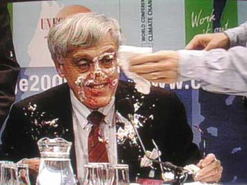 Διαδηλωτές επιτίθενται στον εκπρόσωπο των ΗΠΑ στη διεθνή διάσκεψη της Χάγης