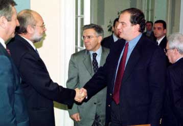 Στις διμερείς σχέσεις Ελλάδας και ΠΓΔΜ κινήθηκε η συζήτηση Κ.Καραμανλή – Αλ.Ντιμιτρόφ