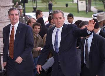 Απόφαση έως τις 12 Δεκεμβρίου ζητά ο Μπους από το Ανώτατο Δικαστήριο των ΗΠΑ