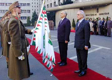 Η Ελλάδα αρωγός της Ουγγαρίας στην ενσωμάτωσή της στις ευρωπαϊκές δομές<i>Σε θερμό κλίμα η επίσκ