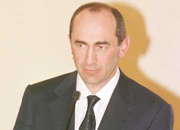 Ελληνοαρμενική συνεργασία στον οικονομικό και ενεργειακό τομέα προανήγγειλαν Σημίτης – Κοτσαριάν