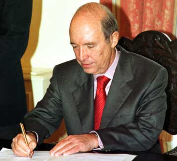 Ασκοπη και επιζήμια η συζήτηση για το Κυπριακό, απαντά ο Σημίτης στον Καραμανλή<i>Για καθεστωτικ