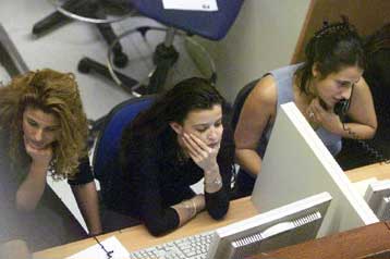 Νέο αρνητικό ρεκόρ έτους στη Σοφοκλέους<i>O γενικός δείκτης «φλερτάρει» με τις 3.300 μονάδες</i>