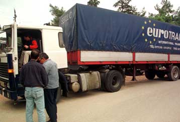 Αναστάτωση και επεισόδια στην Κέρκυρα από την κοπή ελαιόδεντρων και την εξαγωγή τους στην Ιταλία