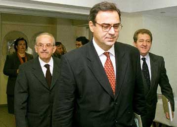 Παρουσιάστηκε το προσχέδιο μετοχοποίησης της ΔΕΗ<i>Μέσα του 2001 η εισαγωγή στο ΧΑΑ</i>