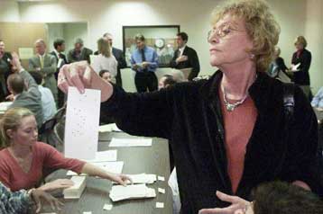 Πενιχρά τα κέρδη για τον Γκορ από την ανακαταμέτρηση με το χέρι<i>Εν αναμονή της απόφασης του Αν