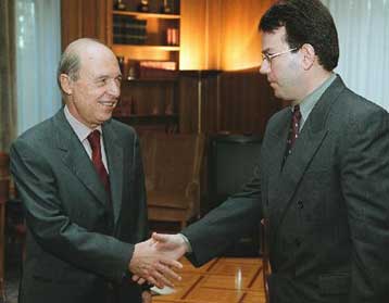 Ο Σημίτης συναντά στο Μαξίμου γιατρό που κατήγγειλε υπόθεση διαφθοράς