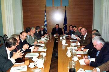 Το ενδεχόμενο πρόωρης προσφυγής στις κάλπες εξέτασαν οι τομεάρχες της ΝΔ<i>Βολές κατά της κυβέρν