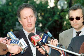 Ο Σημίτης εξελέγη για να κάνει τη δουλειά του<i>Να σταματήσουν οι διερμηνείς των δηλώσεων στελε