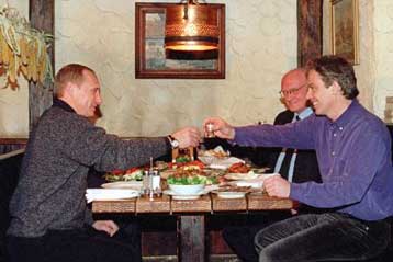 Το εγκώμιο του Πούτιν πλέκει ο Μπλερ από τη Μόσχα