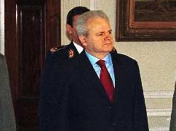 Σε υψηλούς τόνους η πρώτη τηλεοπτική εμφάνιση του Μιλόσεβιτς μετά τη λαϊκή εξέγερση στο Βελιγράδι